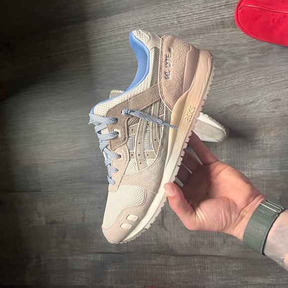 ASICS - Picture 2 of 5